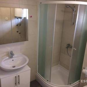 PRIVLAKA – Namješten apartman u prizemlju s velikim vrtom, 90 m od mora!!