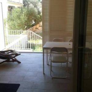 PRIVLAKA – Namješten apartman u prizemlju s velikim vrtom, 90 m od mora!!