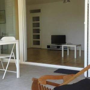 PRIVLAKA – Namješten apartman u prizemlju s velikim vrtom, 90 m od mora!!