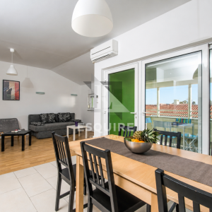 PRIVLAKA – Namješten dvosoban apartman C5 na drugom katu, svega 90 m od mora!