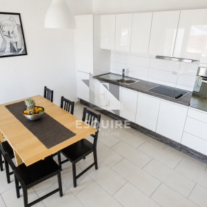 PRIVLAKA – Namješten dvosoban apartman C5 na drugom katu, svega 90 m od mora!