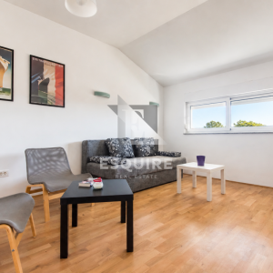 PRIVLAKA – Namješten dvosoban apartman C5 na drugom katu, svega 90 m od mora!