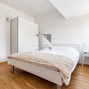 PRIVLAKA – Namješten dvosoban apartman C5 na drugom katu, svega 90 m od mora!