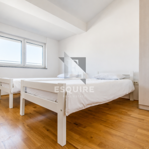 PRIVLAKA – Namješten dvosoban apartman C5 na drugom katu, svega 90 m od mora!