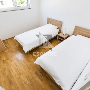 PRIVLAKA – Namješten dvosoban apartman C3 na prvom katu, svega 90 m od mora!