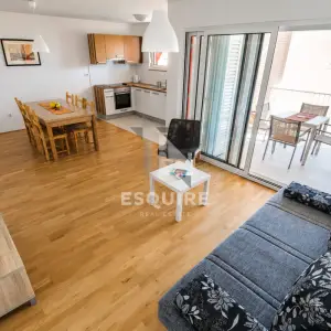 PRIVLAKA – Namješten dvosoban apartman C3 na prvom katu, svega 90 m od mora!