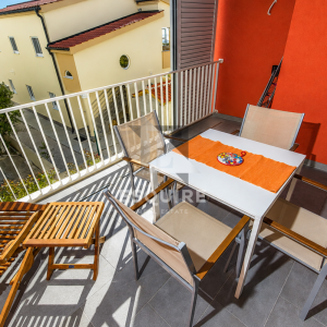 PRIVLAKA – Namješten dvosoban apartman C3 na prvom katu, svega 90 m od mora!