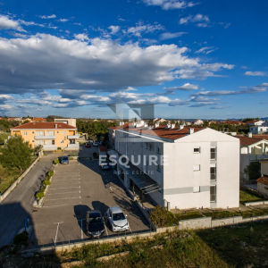 PRIVLAKA – Namješten dvosoban apartman C3 na prvom katu, svega 90 m od mora!