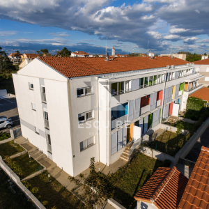 PRIVLAKA – Namješten dvosoban apartman C3 na prvom katu, svega 90 m od mora!