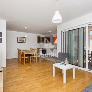 PRIVLAKA – Namješten dvosoban apartman C3 na prvom katu, svega 90 m od mora!