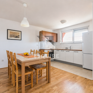 PRIVLAKA – Namješten dvosoban apartman C3 na prvom katu, svega 90 m od mora!