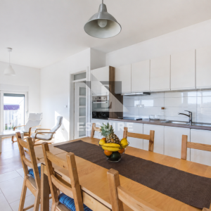 PRIVLAKA – Namješten trosoban apartman C6 na drugom katu, svega 90 m od mora!