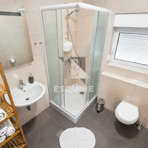 PRIVLAKA – Namješten trosoban apartman C6 na drugom katu, svega 90 m od mora!