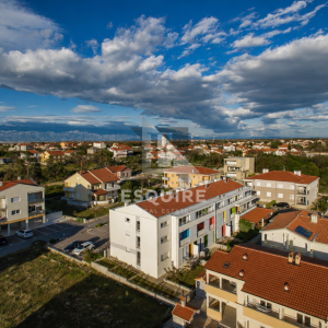 PRIVLAKA – Namješten trosoban apartman C6 na drugom katu, svega 90 m od mora!