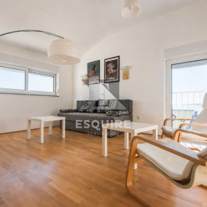 PRIVLAKA – Namješten trosoban apartman C6 na drugom katu, svega 90 m od mora!