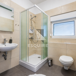 PRIVLAKA – Namješten trosoban apartman C6 na drugom katu, svega 90 m od mora!