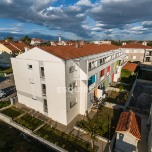 PRIVLAKA – Namješten trosoban apartman C6 na drugom katu, svega 90 m od mora!