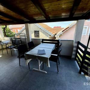 PRIVLAKA – ŠKRAPAVAC, namještena kuća s tri stana, 500 m od mora
