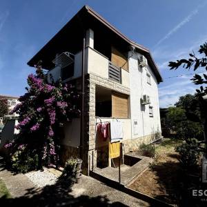 PRIVLAKA – ŠKRAPAVAC, namještena kuća s tri stana, 500 m od mora