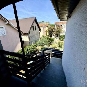 PRIVLAKA – ŠKRAPAVAC, namještena kuća s tri stana, 500 m od mora