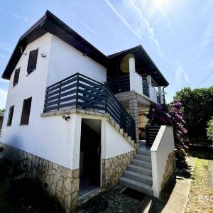 PRIVLAKA – ŠKRAPAVAC, namještena kuća s tri stana, 500 m od mora