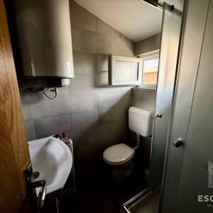 PRIVLAKA – ŠKRAPAVAC, namještena kuća s tri stana, 500 m od mora