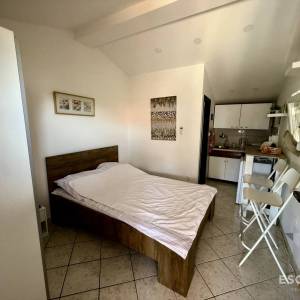 PRIVLAKA – ŠKRAPAVAC, namještena kuća s tri stana, 500 m od mora
