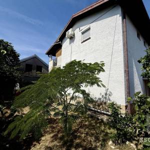 PRIVLAKA – ŠKRAPAVAC, namještena kuća s tri stana, 500 m od mora