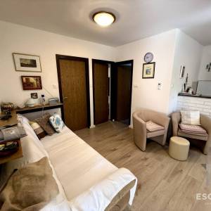 PRIVLAKA – ŠKRAPAVAC, namještena kuća s tri stana, 500 m od mora