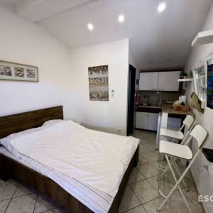 PRIVLAKA – ŠKRAPAVAC, namještena kuća s tri stana, 500 m od mora