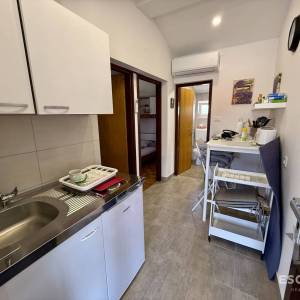 PRIVLAKA – ŠKRAPAVAC, namještena kuća s tri stana, 500 m od mora