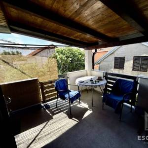 PRIVLAKA – ŠKRAPAVAC, namještena kuća s tri stana, 500 m od mora