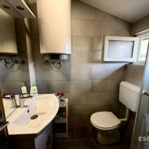 PRIVLAKA – ŠKRAPAVAC, namještena kuća s tri stana, 500 m od mora