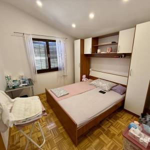 PRIVLAKA – ŠKRAPAVAC, namještena kuća s tri stana, 500 m od mora