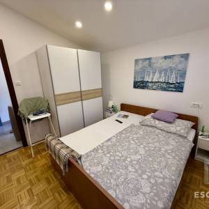 PRIVLAKA – ŠKRAPAVAC, namještena kuća s tri stana, 500 m od mora