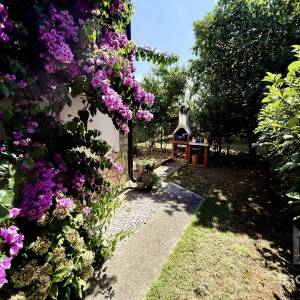 PRIVLAKA – ŠKRAPAVAC, namještena kuća s tri stana, 500 m od mora
