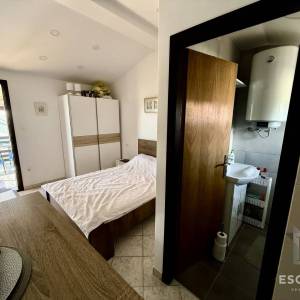PRIVLAKA – ŠKRAPAVAC, namještena kuća s tri stana, 500 m od mora