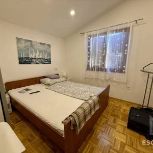 PRIVLAKA – ŠKRAPAVAC, namještena kuća s tri stana, 500 m od mora