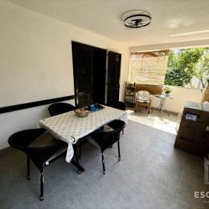 PRIVLAKA – ŠKRAPAVAC, namještena kuća s tri stana, 500 m od mora