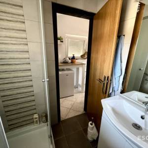 PRIVLAKA – ŠKRAPAVAC, namještena kuća s tri stana, 500 m od mora