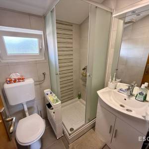 PRIVLAKA – ŠKRAPAVAC, namještena kuća s tri stana, 500 m od mora