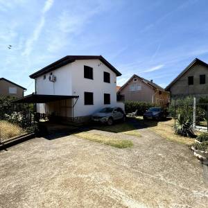 PRIVLAKA – ŠKRAPAVAC, namještena kuća s tri stana, 500 m od mora
