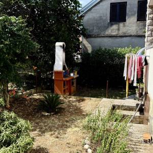 PRIVLAKA – ŠKRAPAVAC, namještena kuća s tri stana, 500 m od mora