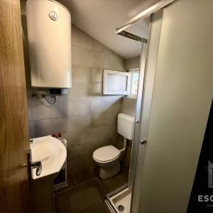 PRIVLAKA – ŠKRAPAVAC, namještena kuća s tri stana, 500 m od mora