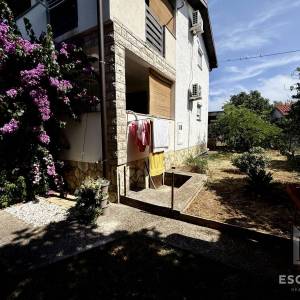 PRIVLAKA – ŠKRAPAVAC, namještena kuća s tri stana, 500 m od mora