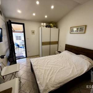 PRIVLAKA – ŠKRAPAVAC, namještena kuća s tri stana, 500 m od mora