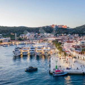 PRODAJA ATRAKTIVNO GRAĐEVINSKO ZEMLIJŠTE - HVAR