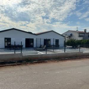 Prodaja- dvojna prizemnica s grijanim bazenom,7 km do centra grada  Poreč!