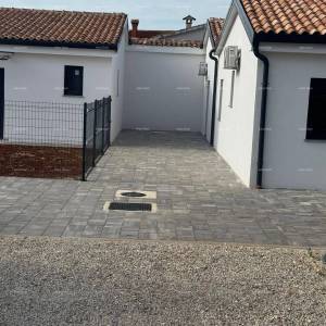 Prodaja- dvojna prizemnica s grijanim bazenom,7 km do centra grada  Poreč!