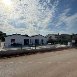 Prodaja- dvojna prizemnica s grijanim bazenom,7 km do centra grada  Poreč!